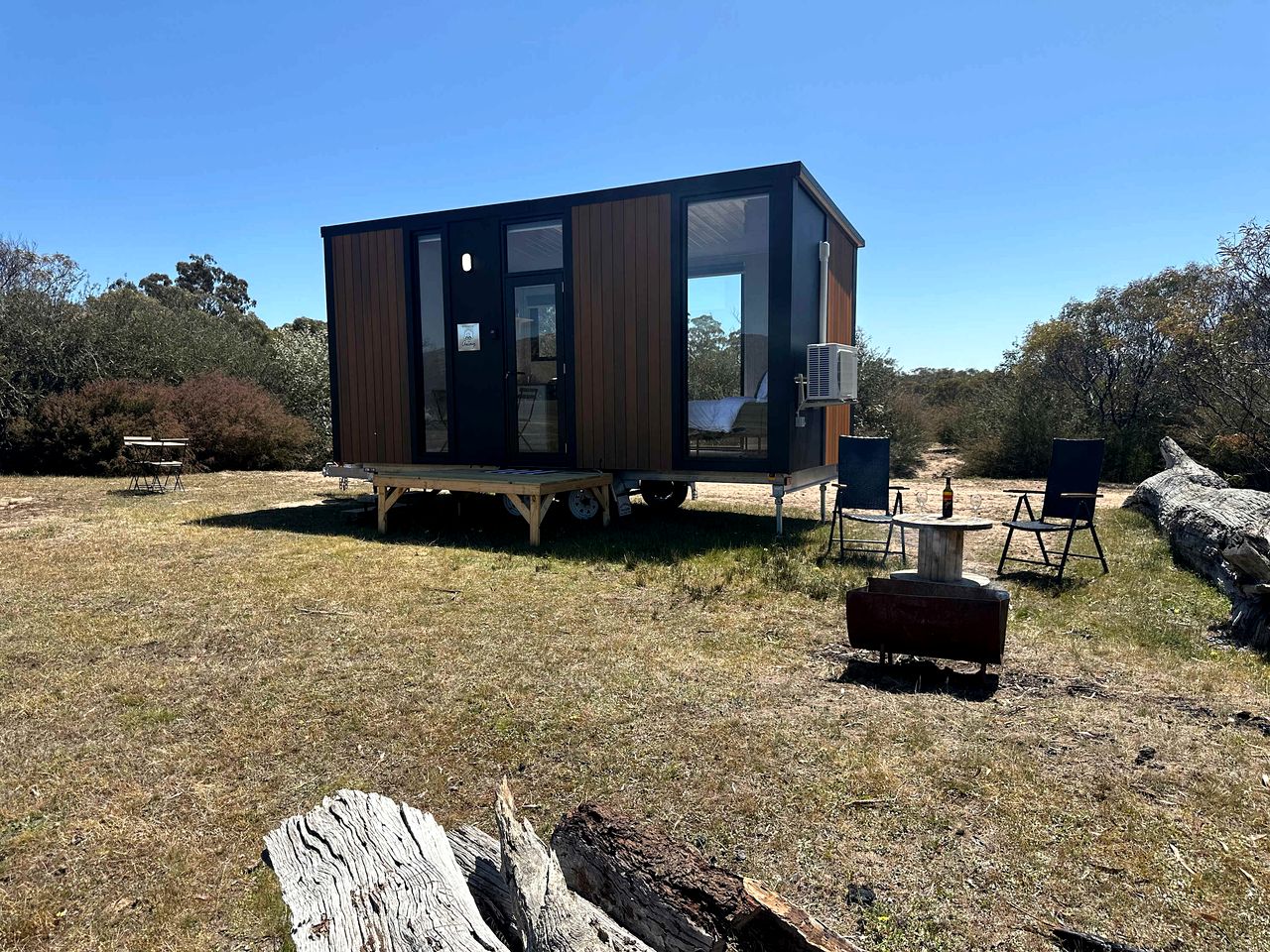 Peaceful Tiny House Retreat with Fire Pit and Landscape Views in Victoria