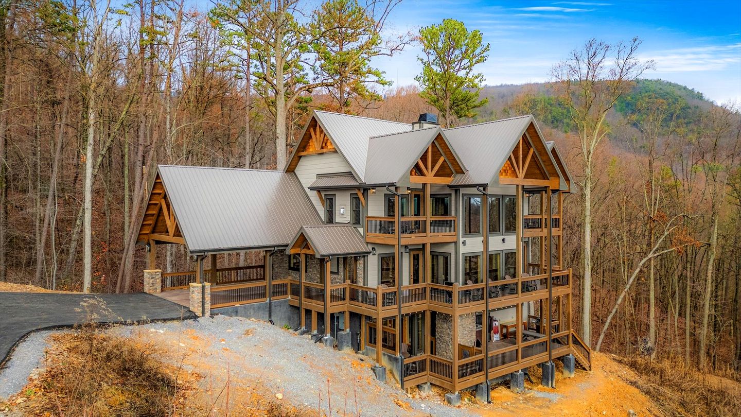 Luxurious Cabin with Games Room and Indoor Pool in Sevierville, Tennessee