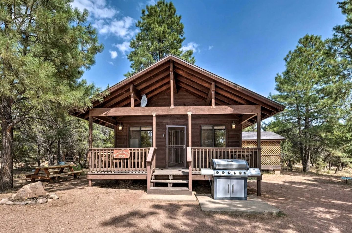 Serene Cabin Nestled Amidst Towering Pine Trees for a Peaceful Getaway in Heber-Overgaard, Arizona