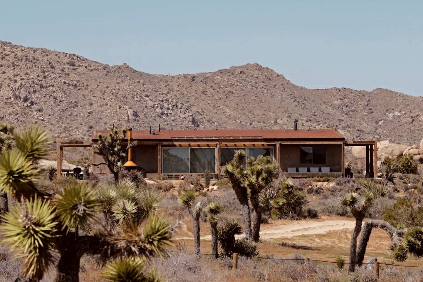 Gorgeous Vacation Rental with Hot-tub and Nice Desert Sigths in Pioneertown, California