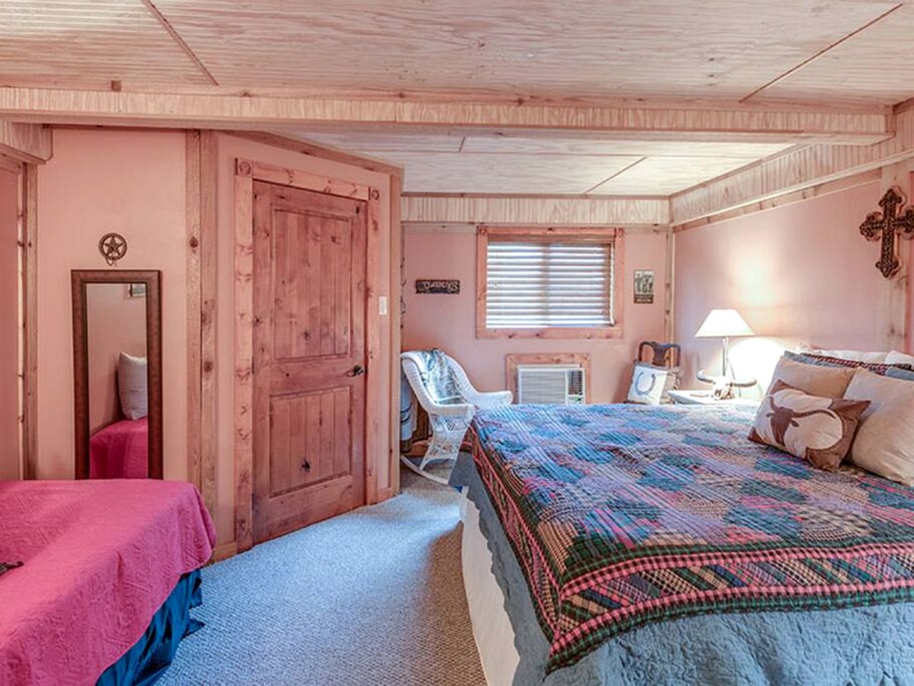 Impressive Wooden Cabin in Round Top, Texas