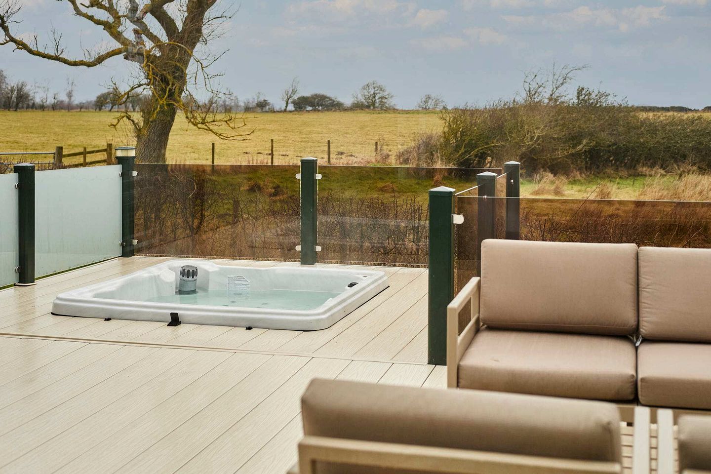 Modern Spa Lodge with Steam Room, Sauna and Hot Tub for the Ultimate Relaxing Retreat in the Countryside of Low Gate, England