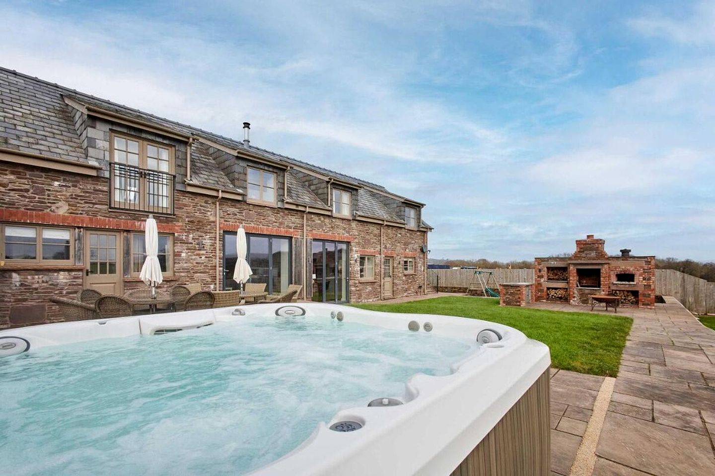 Luxurious Farmhouse with Cinema, Sauna & Hot Tub near Hay-on-Wye in the Brecon Beacons, Wales