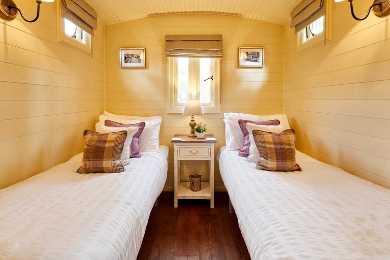 Cabins (United Kingdom, --, England)