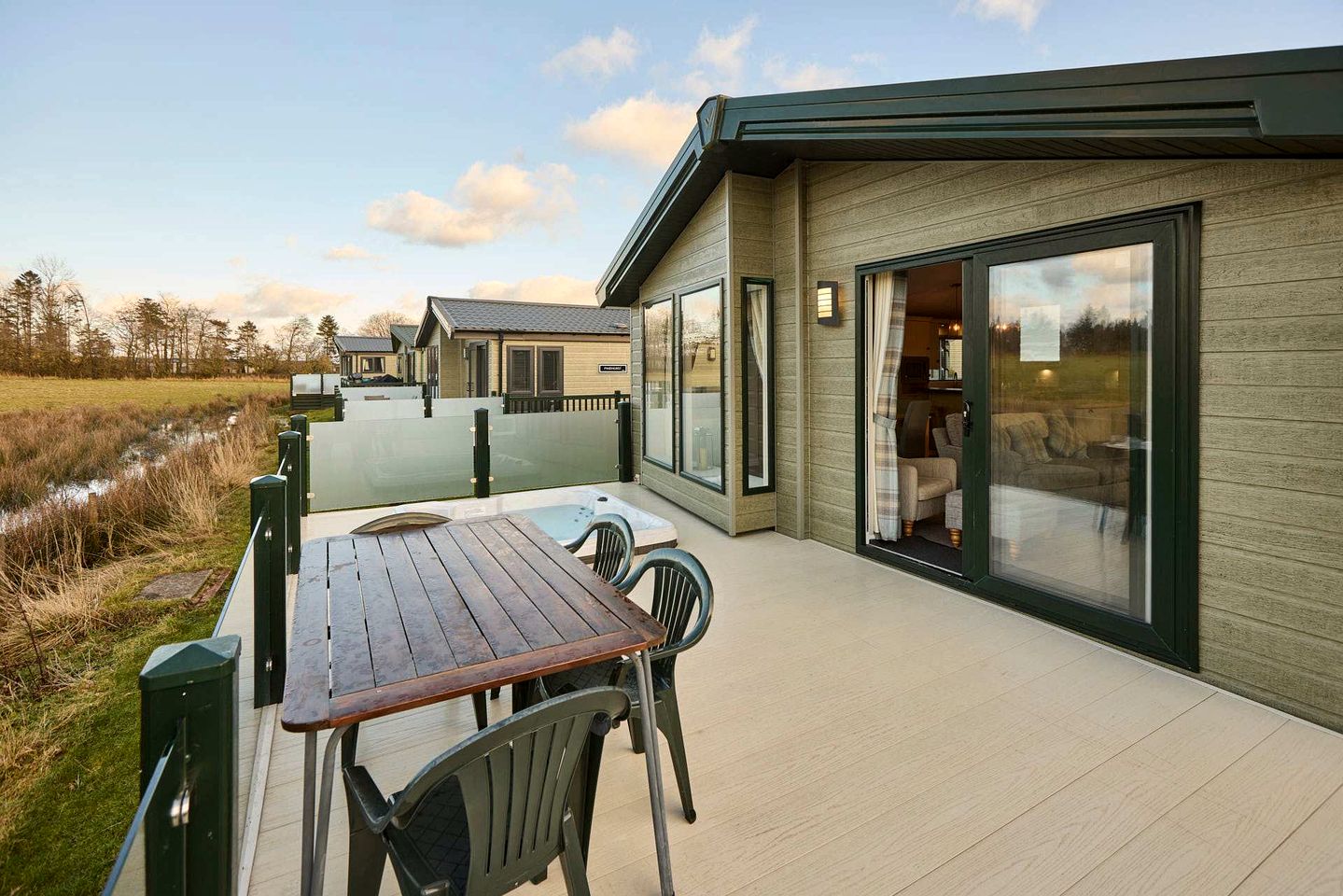 Cosy Charming Lodge with Breathtaking Views and Sunken Hot Tub, Perfect for Unwinding in the Countryside of Low Gate in Northumberland, England