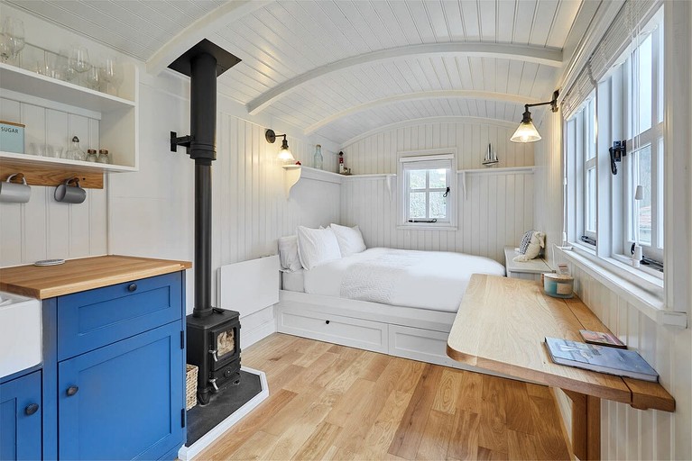 Huts (United Kingdom, --, England)