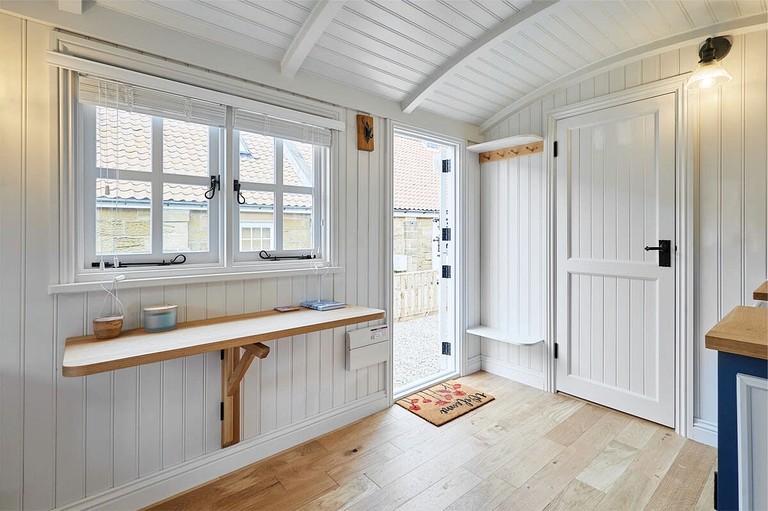 Huts (United Kingdom, --, England)