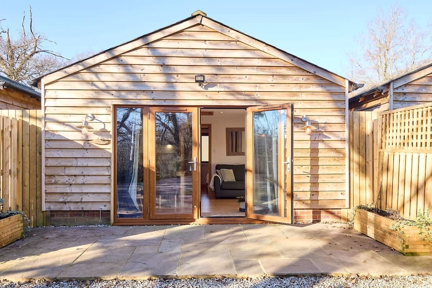 Charming Barn with Private Patio and Tennis Court near Ashford, Bonnington, Kent