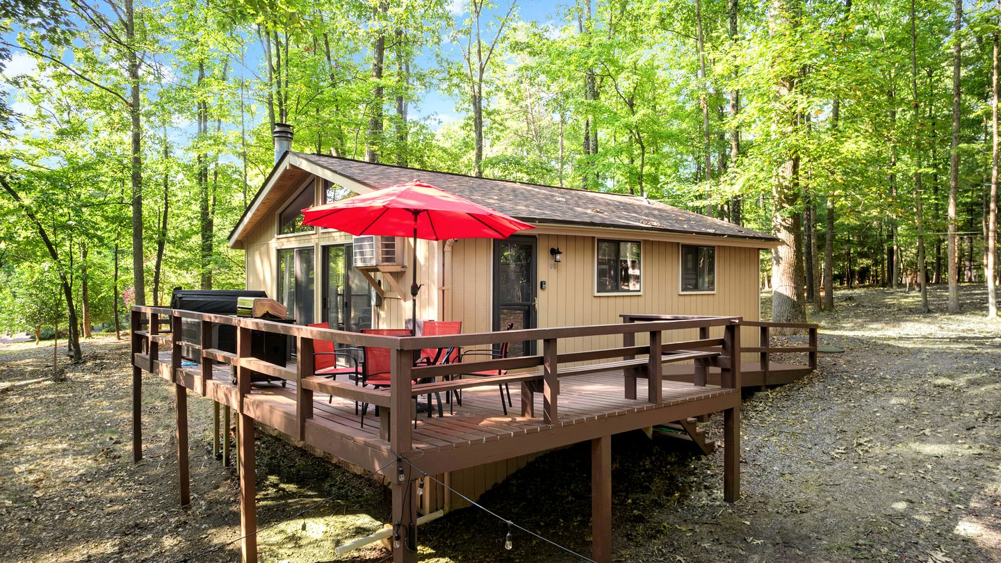 Incredible Cabin with Hot-tub and Barbecue in Hedgesville, West Virginia