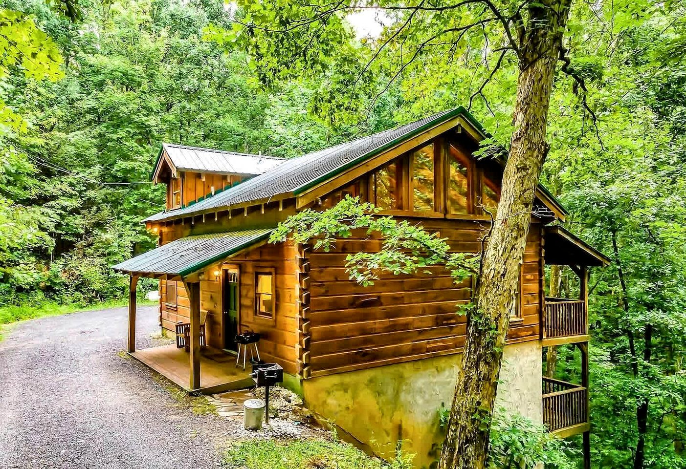 Secluded and Luxurious Log Cabin with Private Hot Tub in the Great Smoky Mountains, Perfect for a Family Getaway to Gatlinburg