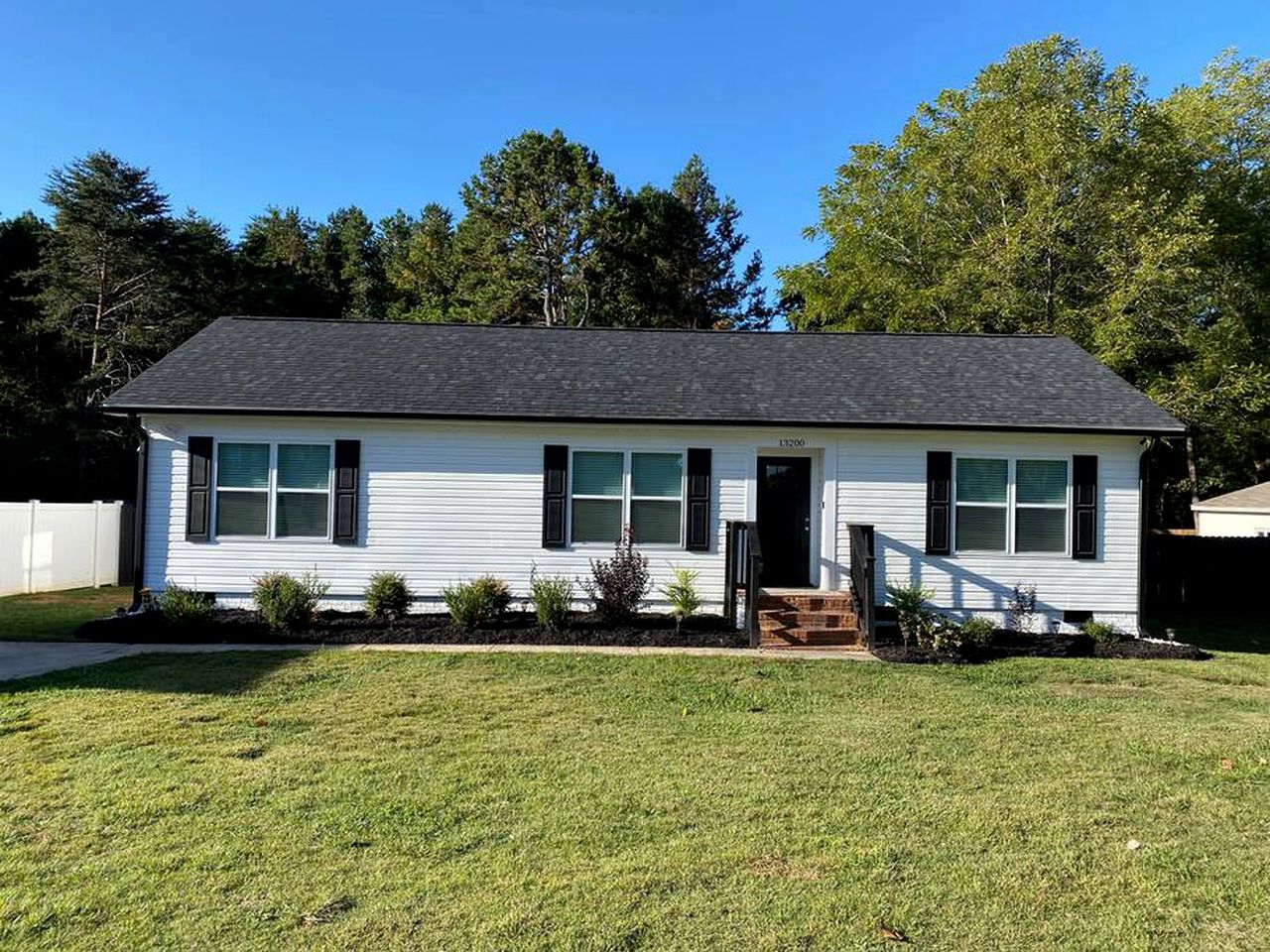 Pet-Friendly Cottage with Fully Equipped Deck and Garden in Huntersville, North Carolina
