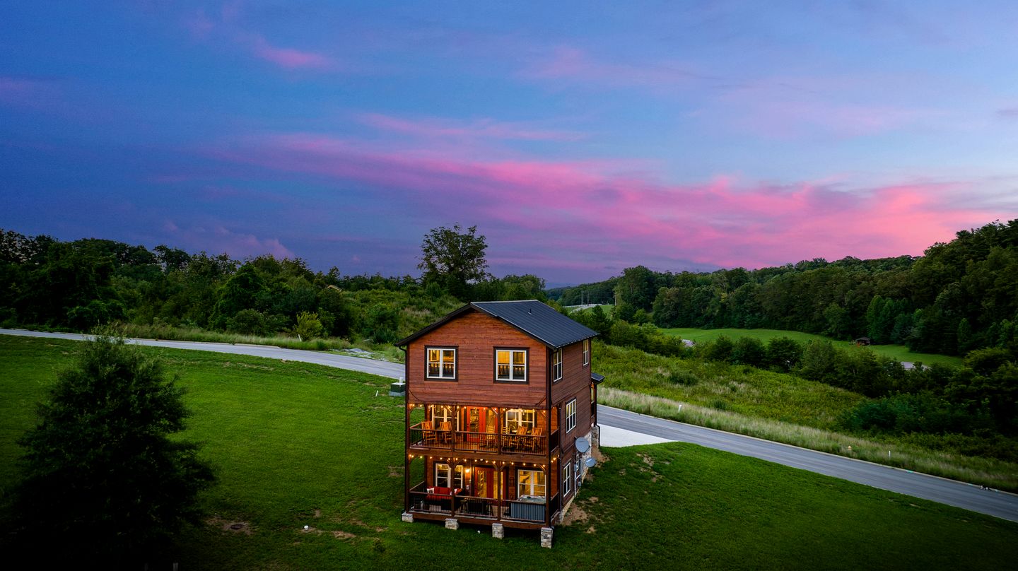 Outstanding Cabin with Game Room, Jacuzzi and Cinema Room in Tennessee