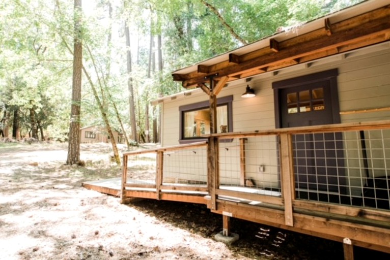 Cabins (Cobb, California, United States of America)