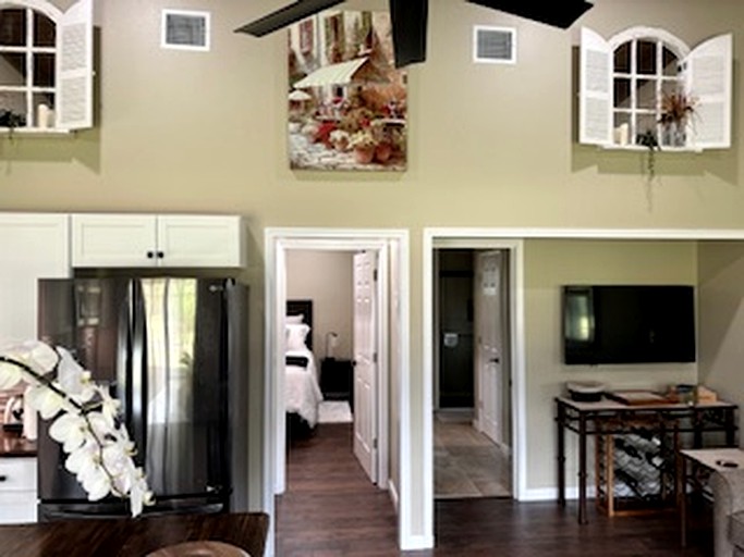 Longhorn Lodge | Designer Rentals (Waelder, Texas, United States of America)