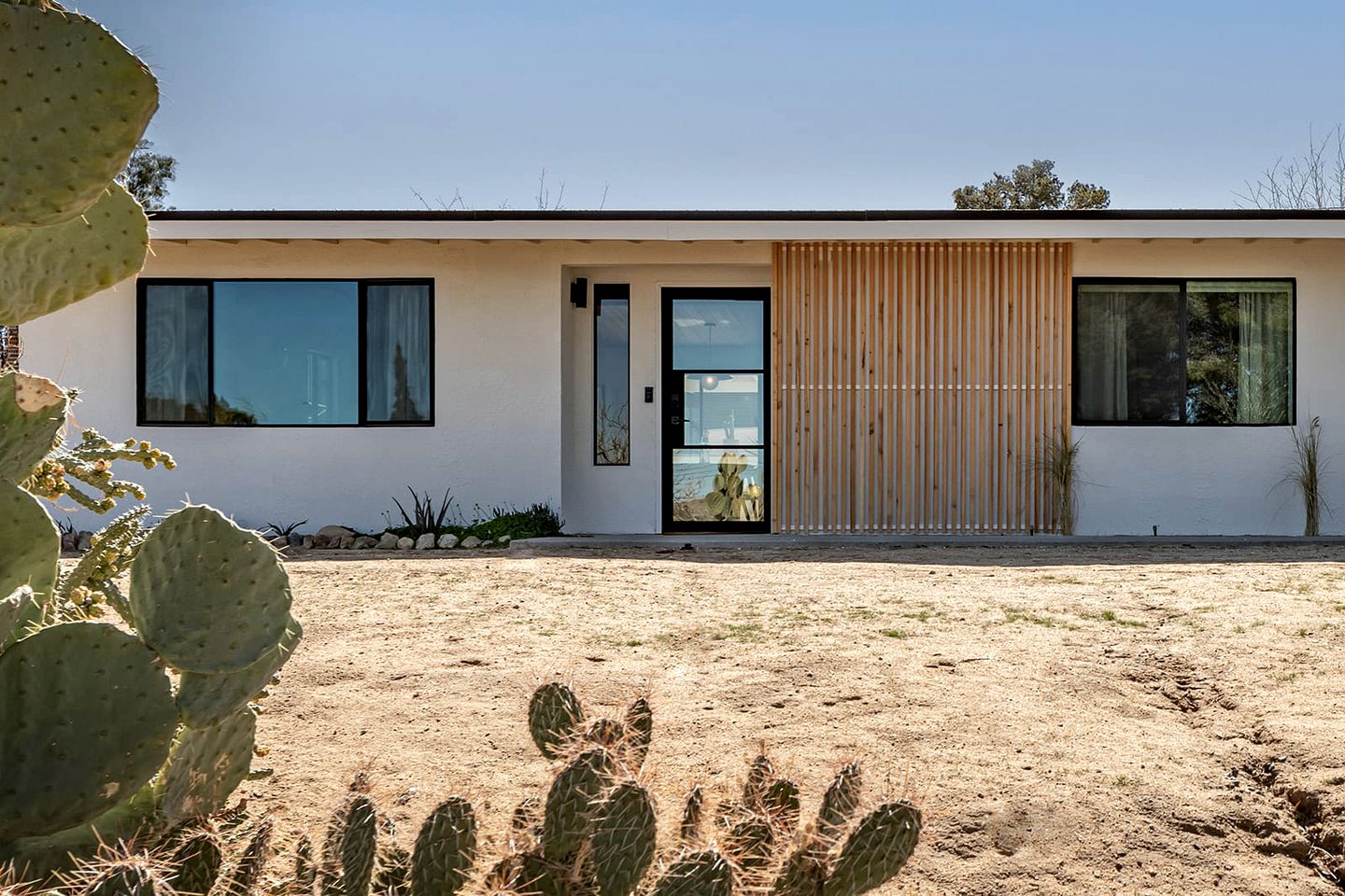 Rustic Vacation Rental with Private Hot Tub and Cowboy Tub-Pool, Walking Distance from Downtown Joshua Tree, California