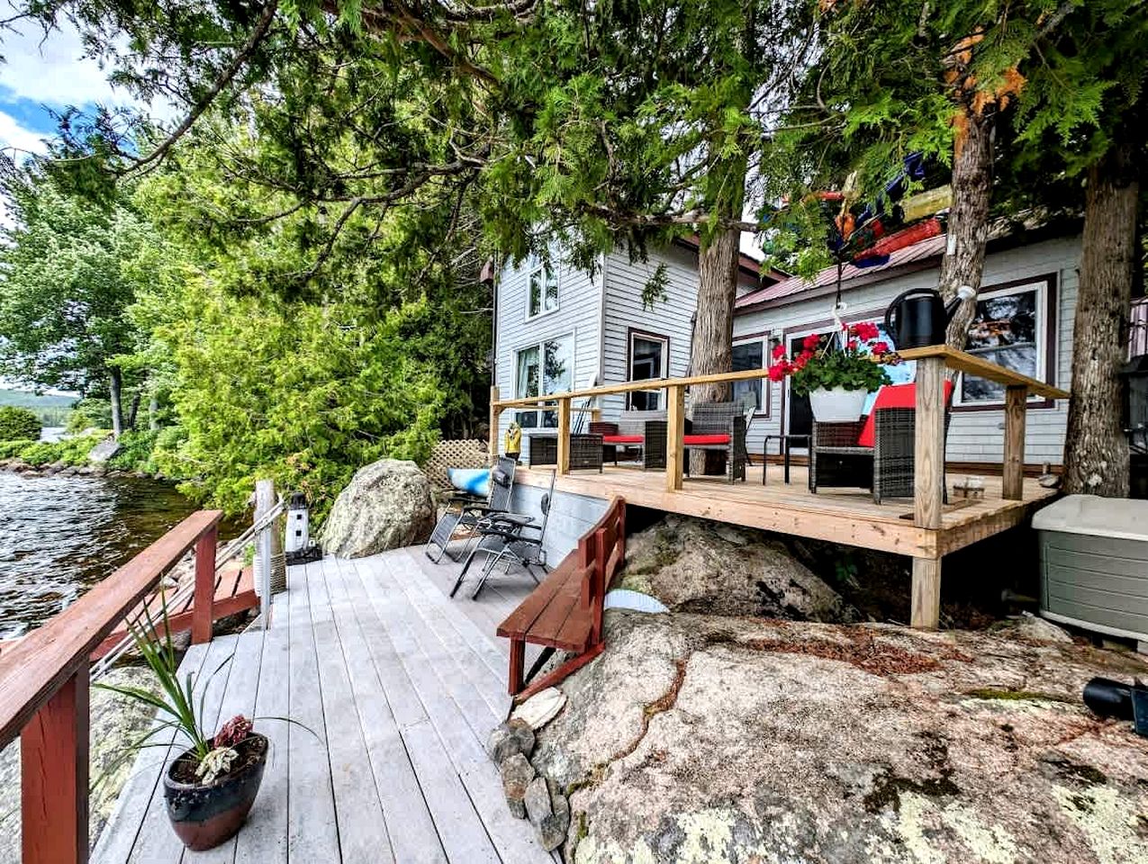 Stunning Waterfront Cabin on Flanders Pond for an Amazing Family Adventure in Sullivan, Maine
