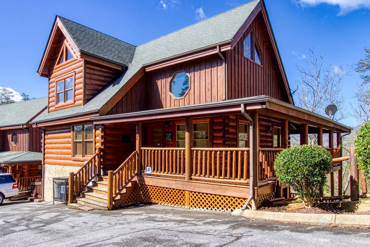 Pigeon Forge Log Cabin, for Family Glamping near Dollywood