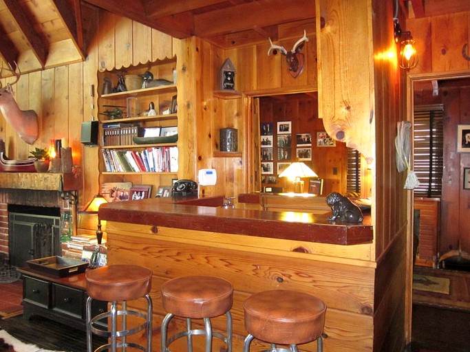 Cabins (Lake Arrowhead, California, United States)