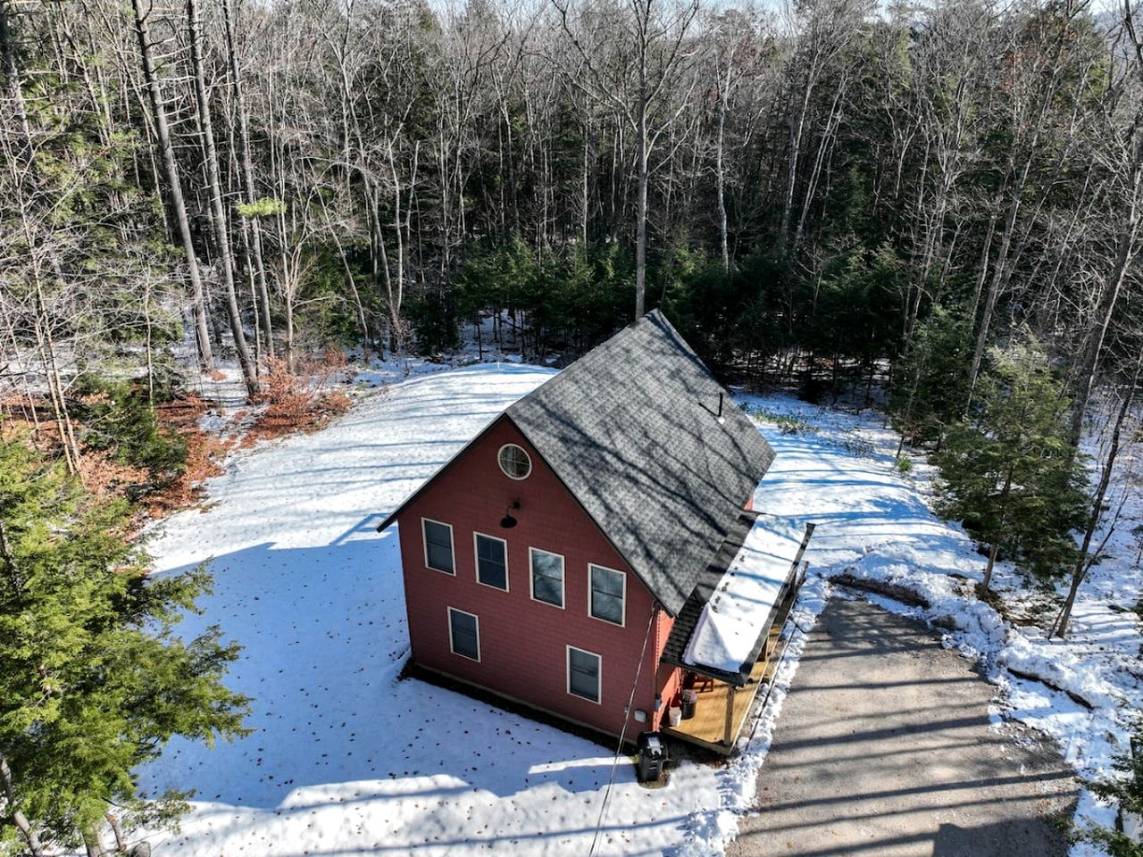 Lake Close Cabin Surrounded by Trees in Madison, New Hampshire