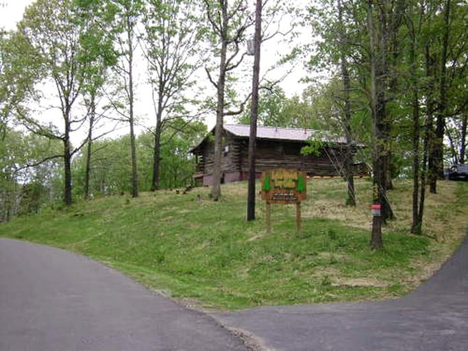 Log Cabins (Grand Rivers, Kentucky, United States)