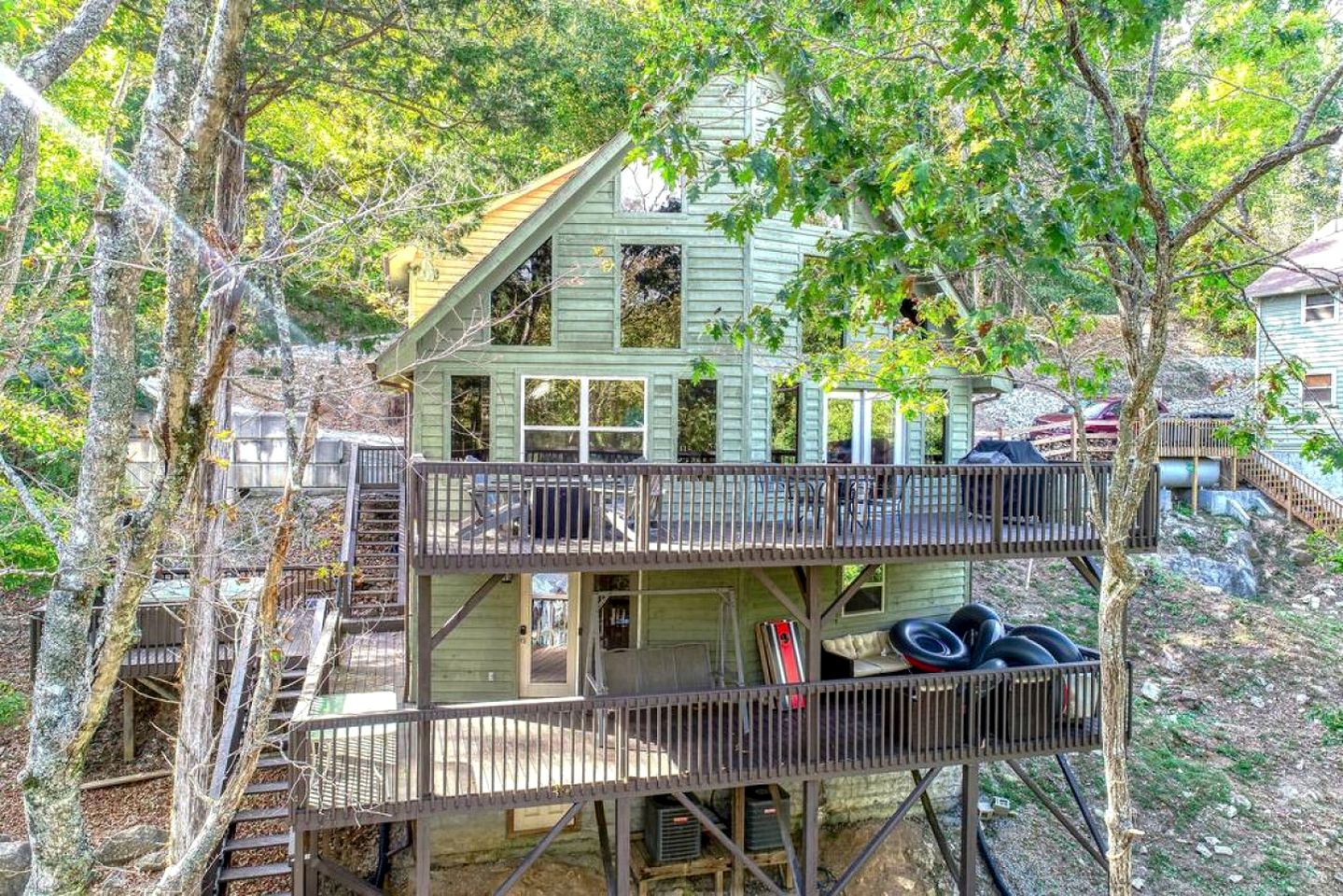 Lakefront Cabin with Hot-tub and Dock in Tennessee