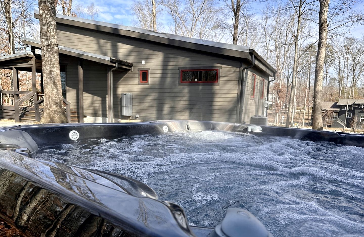 Lakefront Cabin with Two Decks and Back Yard in Tennessee