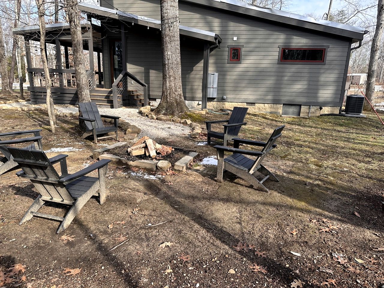 Lakefront Cabin with Two Decks and Back Yard in Tennessee