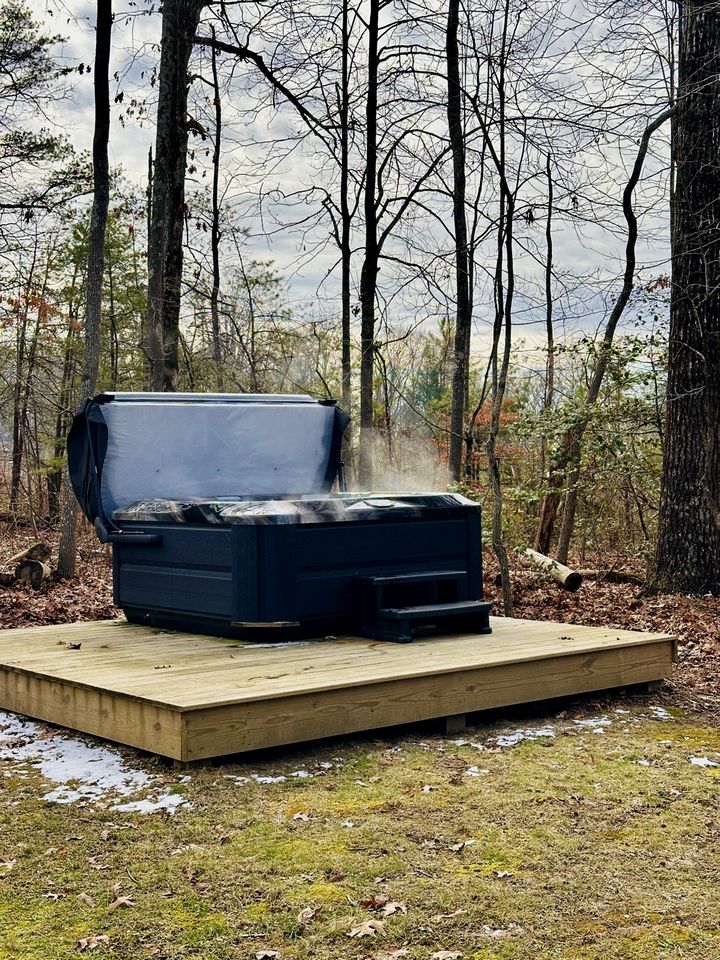 Lakefront Cabin with Two Decks and Back Yard in Tennessee