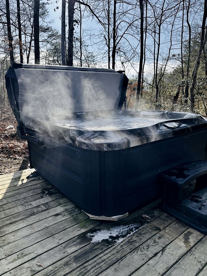 Lakefront Cabin with Two Decks and Back Yard in Tennessee