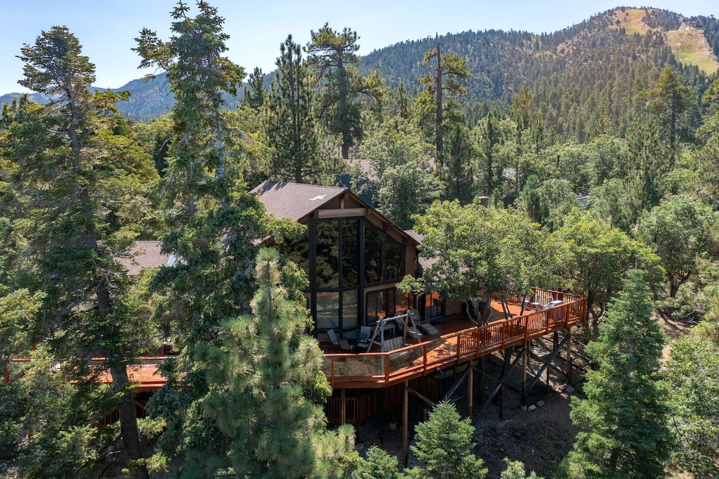 Breathtaking Huge Cabin with Hot-tub and Stunning Views in Moonridge, California
