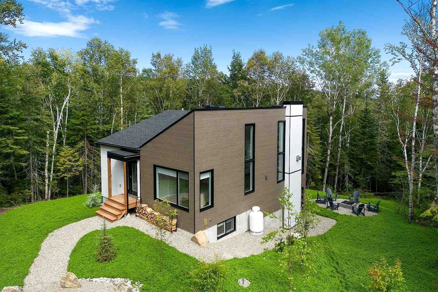 Incredible Modern Cottage with Fire Pit, Hot-tub and Foosball in Charlevoix, Michigan
