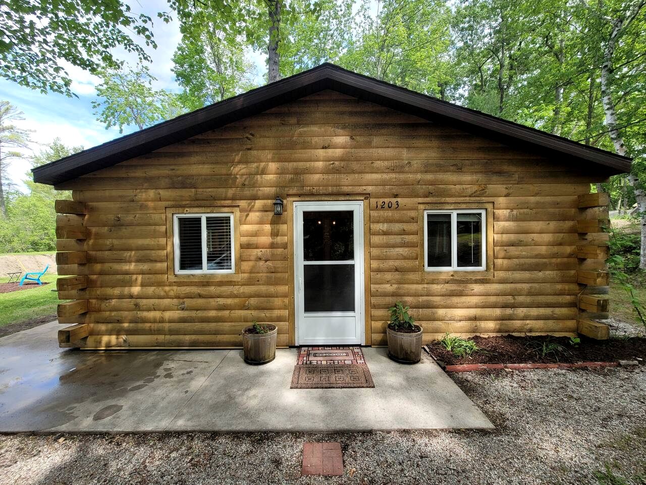 Cozy Lakeside Log Cabin with Kayaks & Arcade Access near Trails in Bitely, Michigan