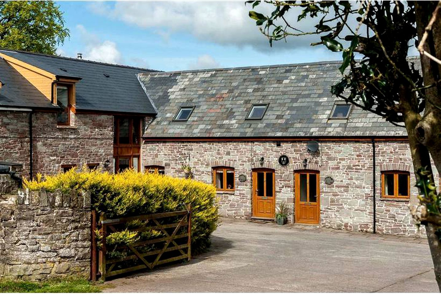 Country Living with Furry Friends: Explore Brecon from a Pet-Friendly Cottage