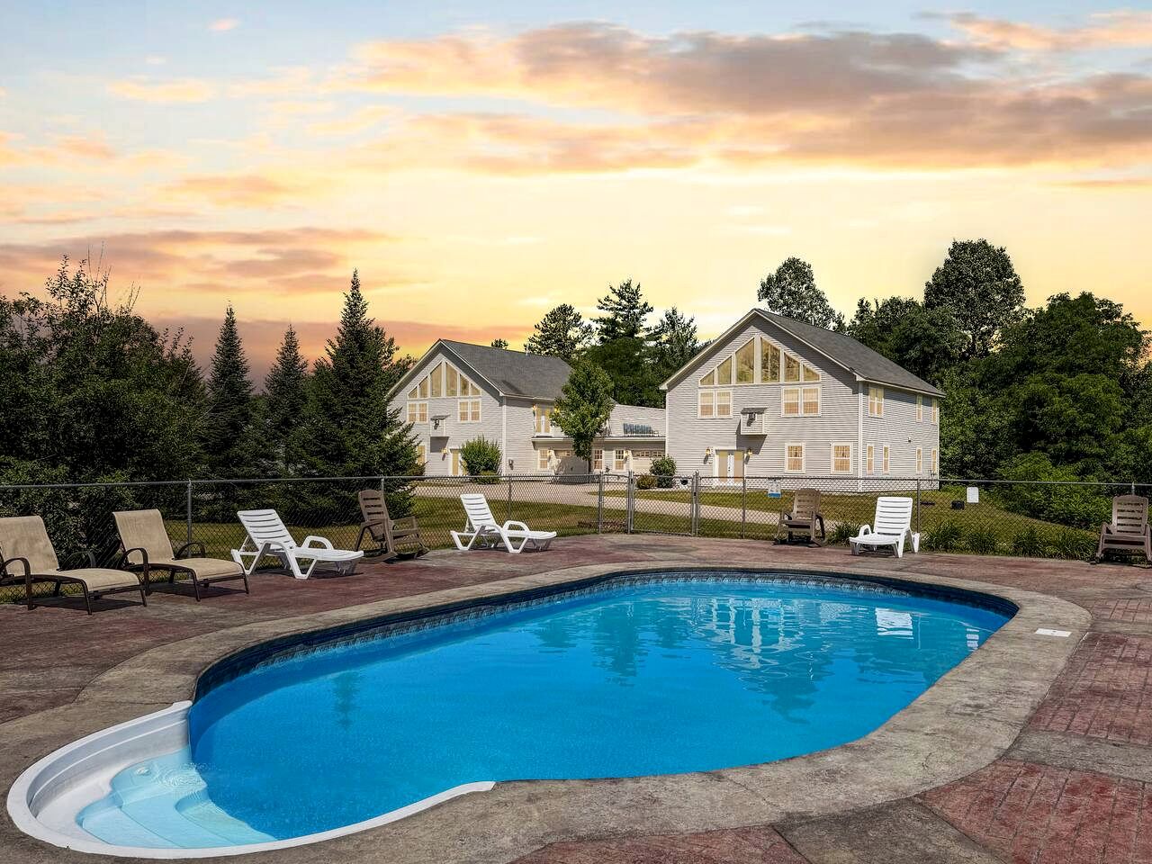 Modern Group Retreat with 2 Kitchens, Hot Tubs & Game Rooms near Downtown North Conway, NH