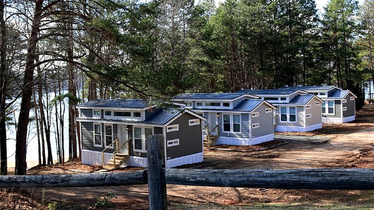 Cabins (Charlotte, North Carolina, United States)