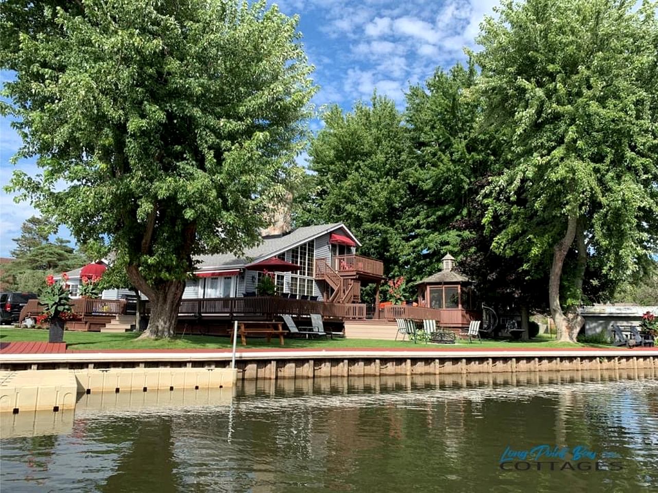 Waterfront Cabin Ideal for Groups and Amazing Living Spaces in Ontario