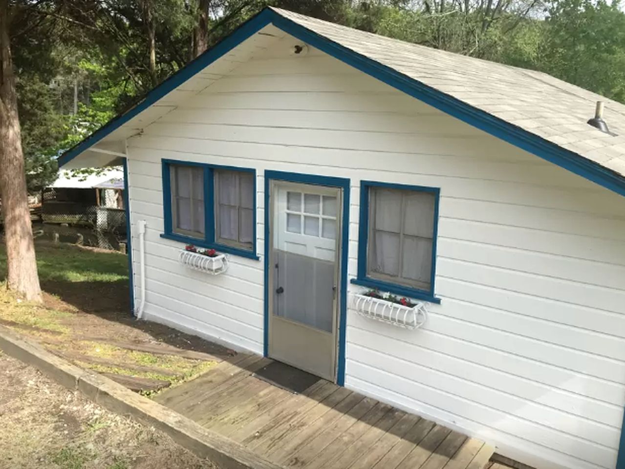 Cabins (Charlotte, North Carolina, United States)