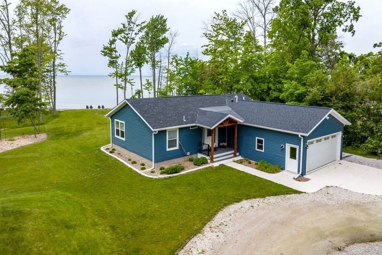 Lovely Lake Cottage with Spacious Interior and Jacuzzi in Wisconsin
