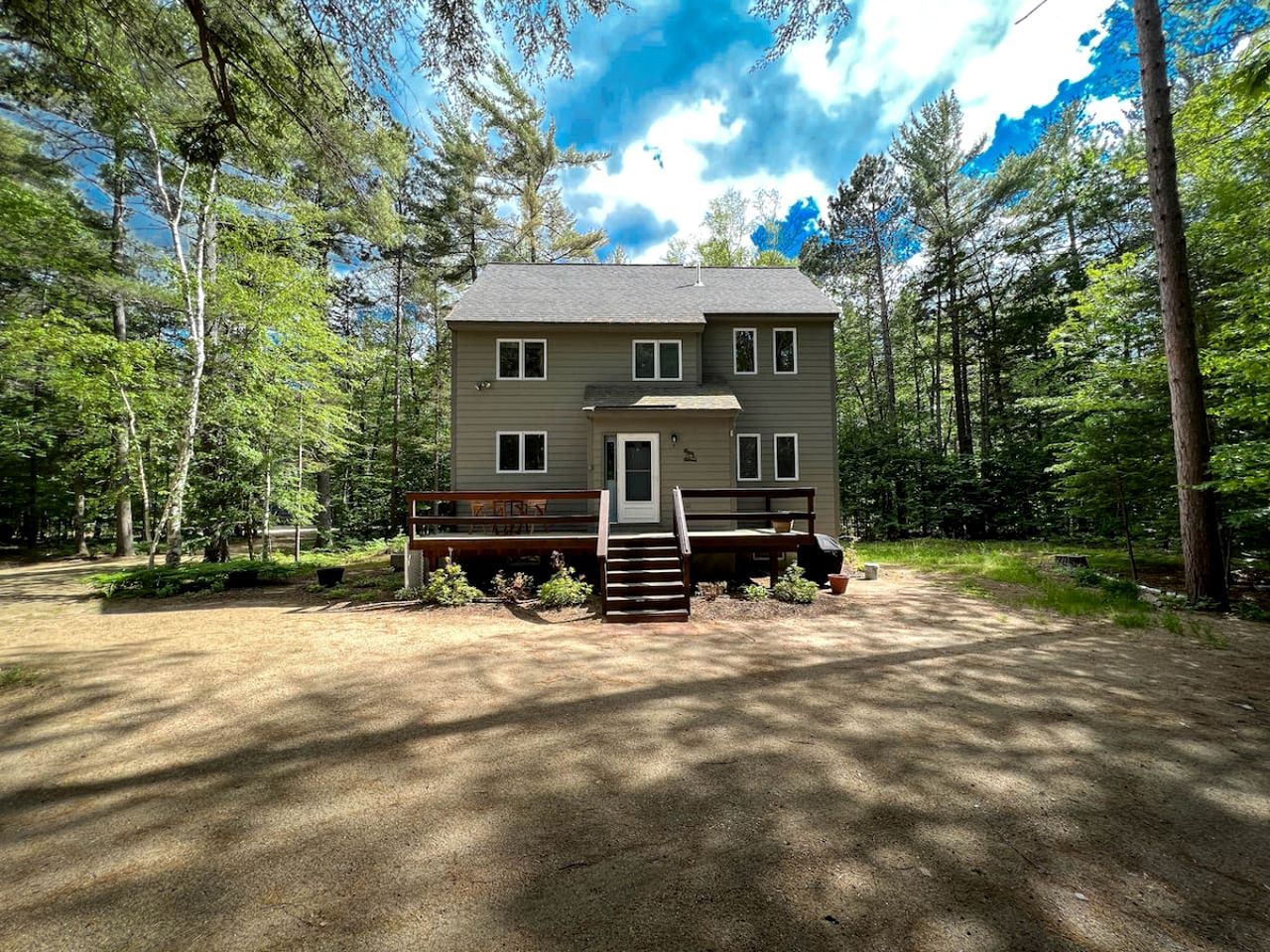 Luminous Cabin Surrounded by Nature in NH