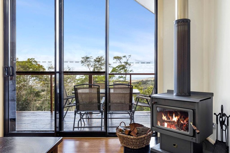Cabins (Australia, Ravensbourne, Queensland)