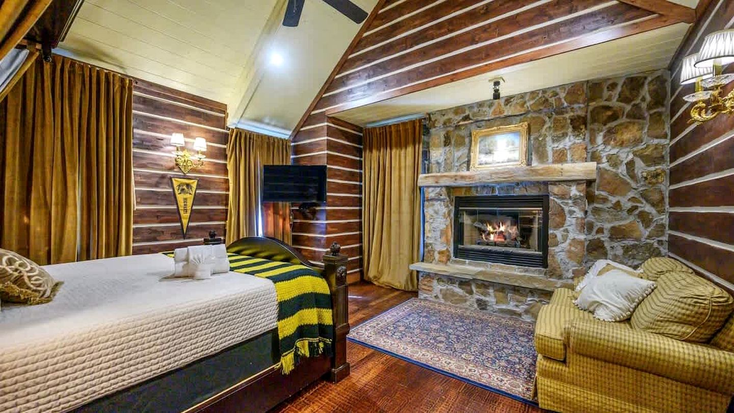 Luxury Harry Potter-Inspired Cabin with Hot Tub & Game Room in Broken Bow, Oklahoma