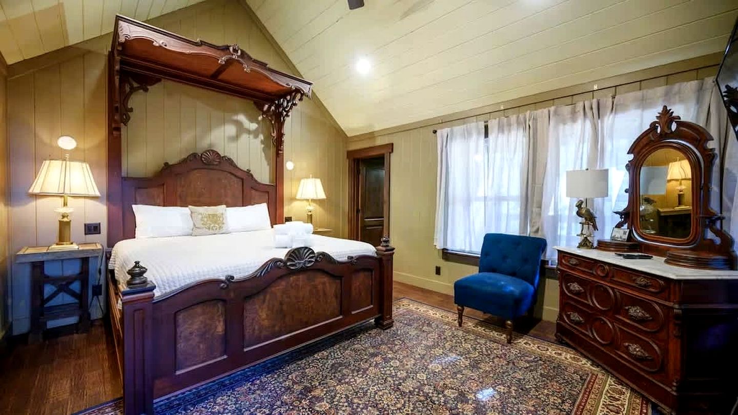 Luxury Harry Potter-Inspired Cabin with Hot Tub & Game Room in Broken Bow, Oklahoma