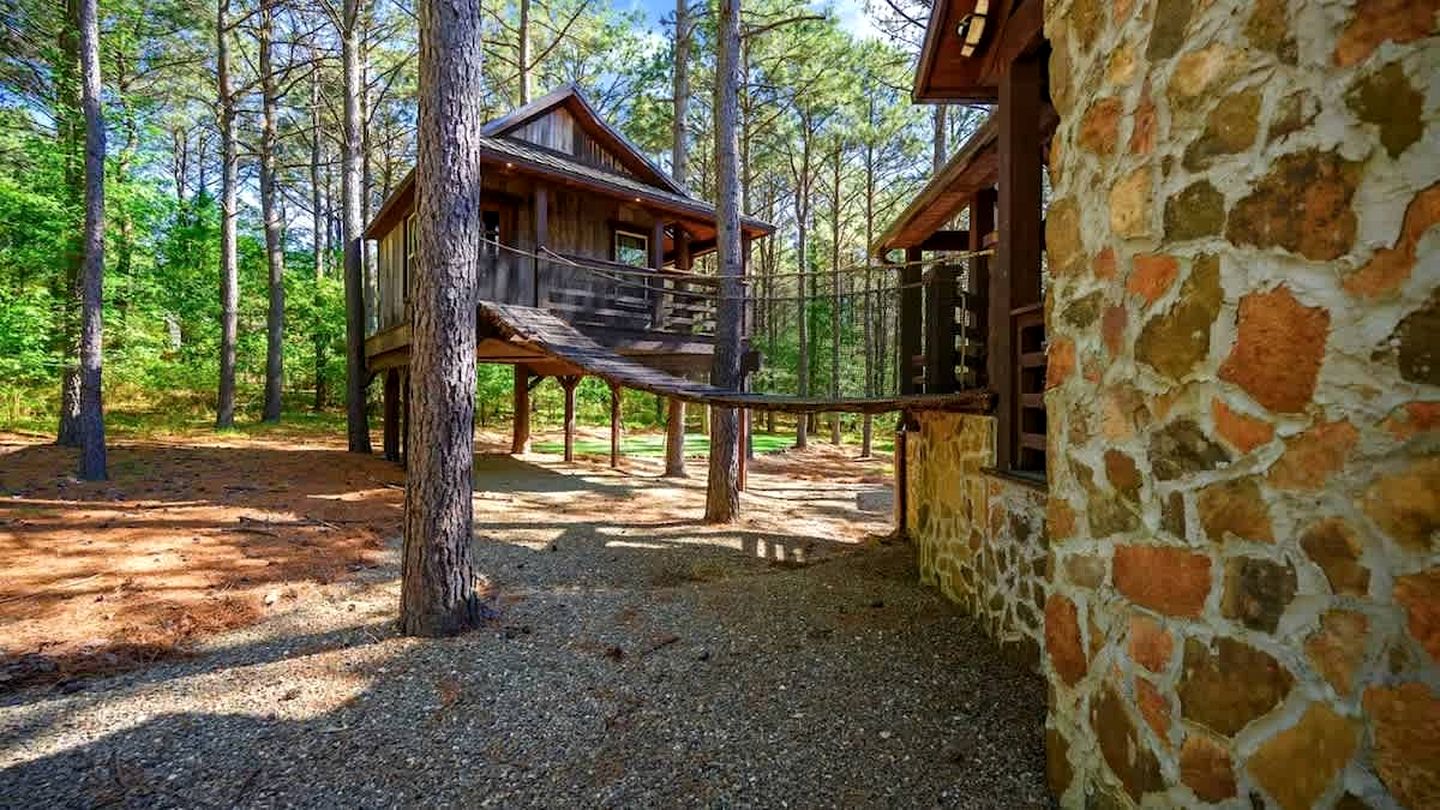 Luxury Harry Potter-Inspired Cabin with Hot Tub & Game Room in Broken Bow, Oklahoma