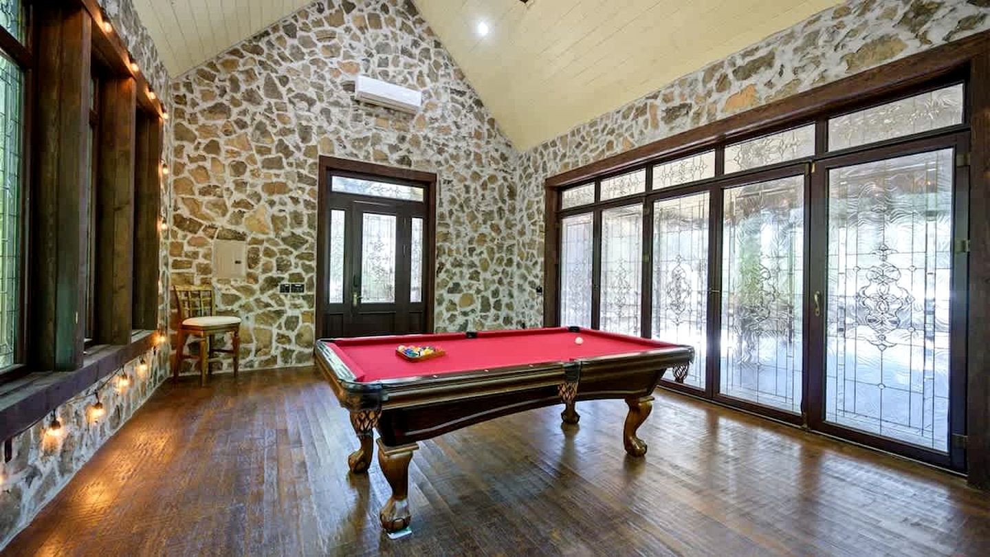 Luxury Harry Potter-Inspired Cabin with Hot Tub & Game Room in Broken Bow, Oklahoma