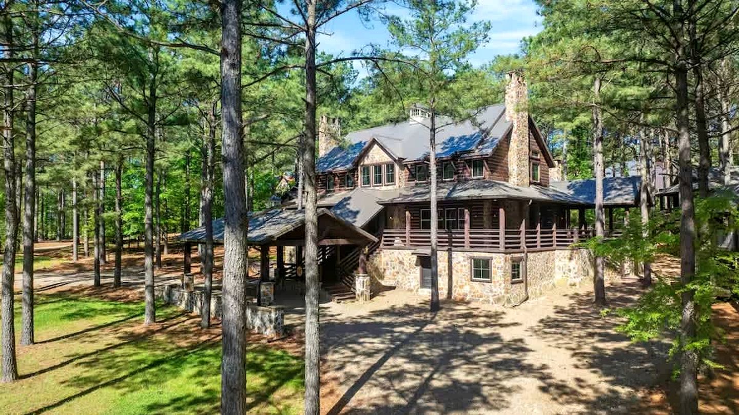 Luxury Harry Potter-Inspired Cabin with Hot Tub & Game Room in Broken Bow, Oklahoma
