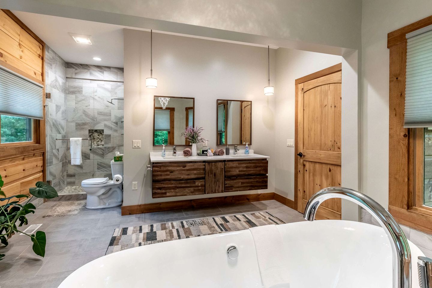 Luxury Lakeview Cabin with Theatre & Game Room near Fontana Lake, Bryson City NC