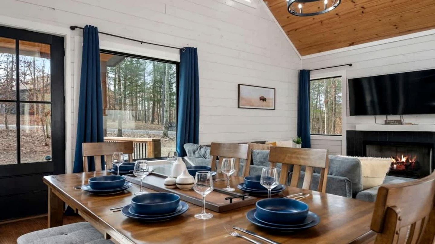 Luxury Cabin Retreat with Hot Tub, Fire Pit & Game Deck in Broken Bow, Oklahoma