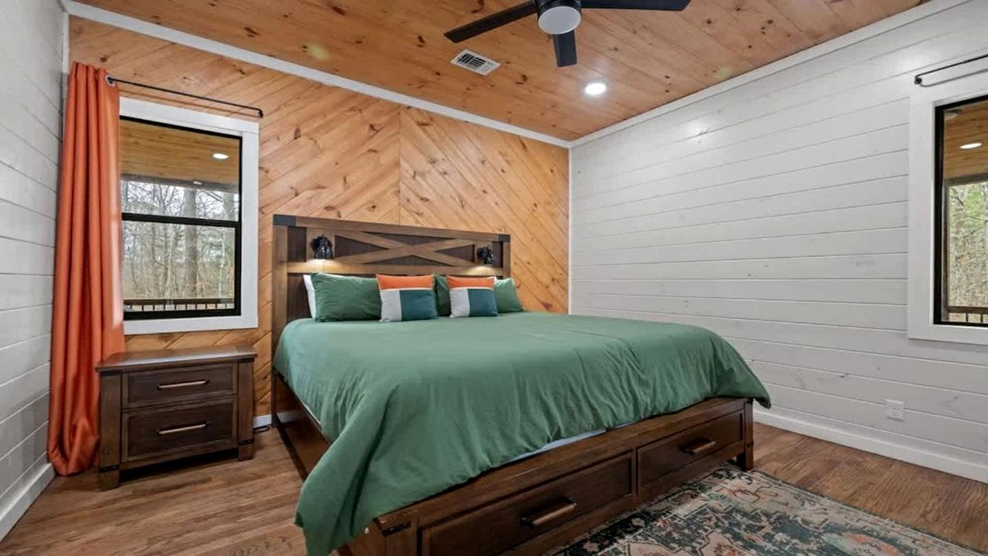 Luxury Cabin Retreat with Hot Tub, Fire Pit & Game Deck in Broken Bow, Oklahoma