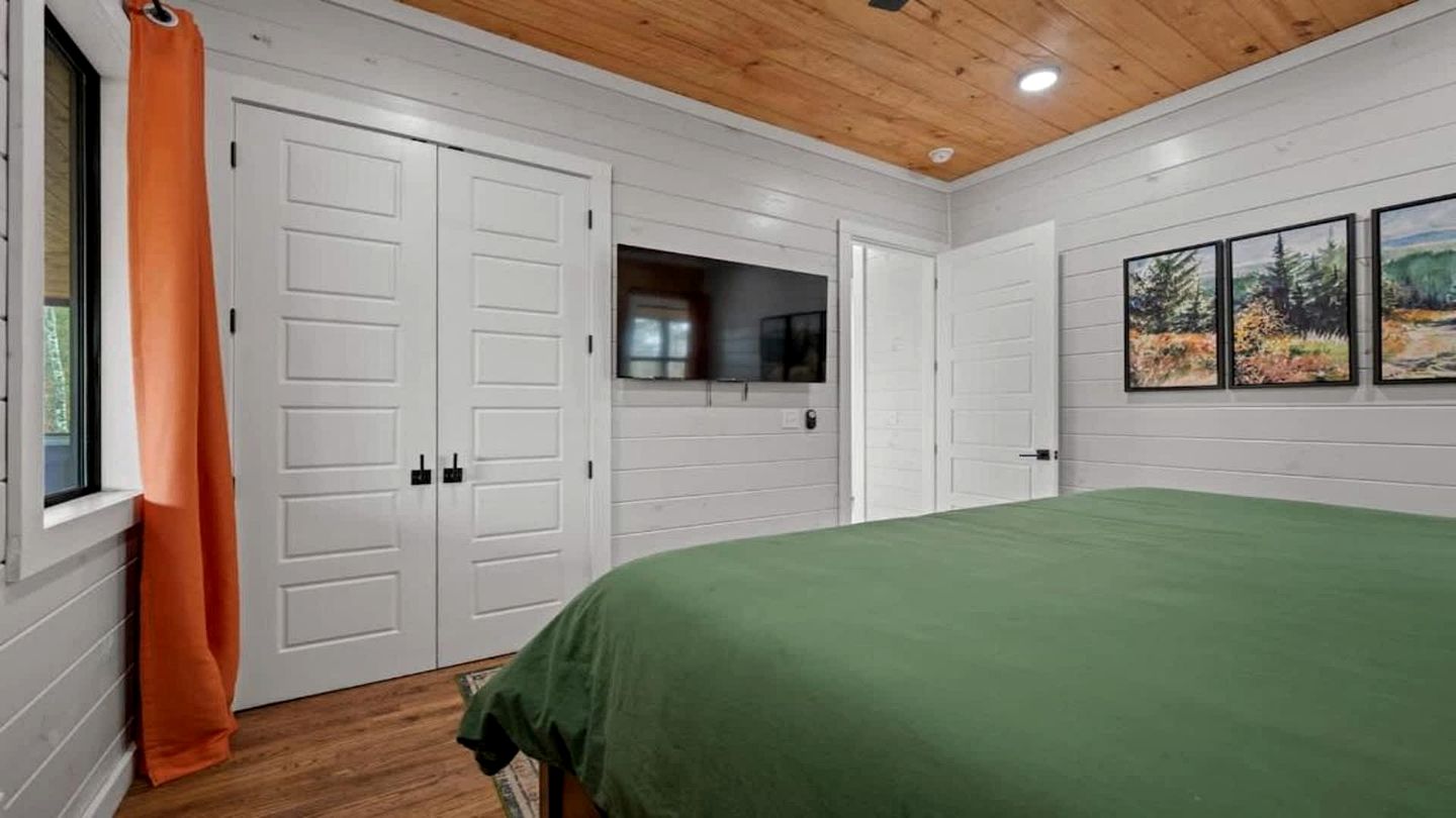 Luxury Cabin Retreat with Hot Tub, Fire Pit & Game Deck in Broken Bow, Oklahoma