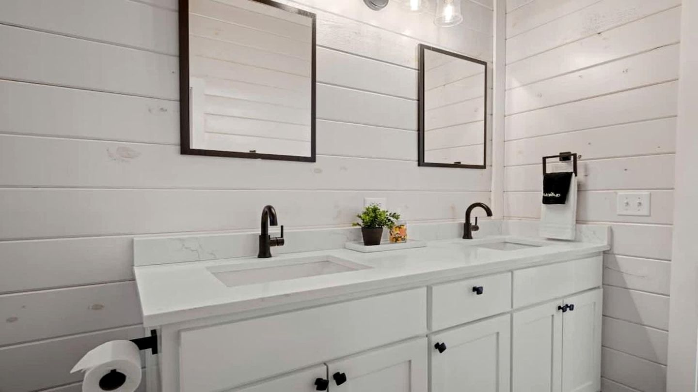 Luxury Cabin Retreat with Hot Tub, Fire Pit & Game Deck in Broken Bow, Oklahoma